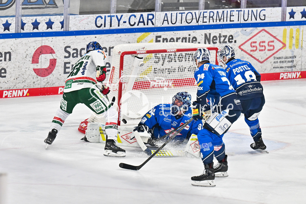 Dresdener Eislöwen - Augsburger Panther | in dieser Szene erzielt Tim WOHLGEMUTH (Augsburger Panther 33) den Treffer zum 0-2 / Tor / Torschuetze / Freude / Happy / DEL: Dresdener Eislöwen - Augsburger Panther; Joynext-Arena am 05.10.2025