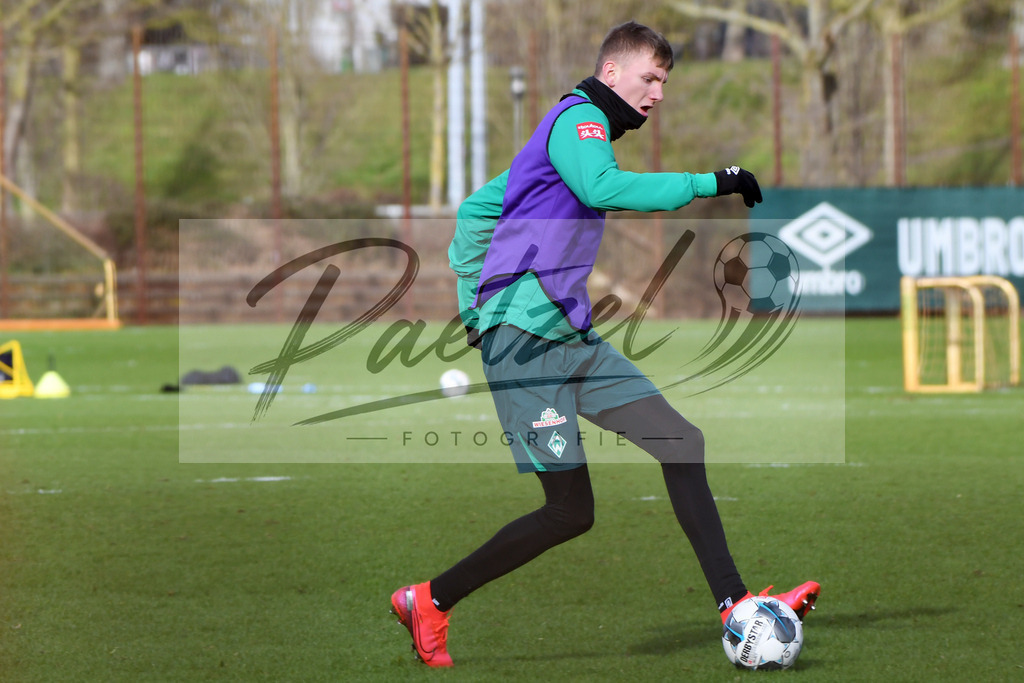 20200212_TRASVW_0022 | Fussball, Herren: Nick Woltemade (Werder Bremen) in Aktion, am Ball, Einzelaktion waehrend der Trainingseinheit des SV Werder Bremen auf dem wohninvest Weserstadion Trainingsplatz am 12.02.2020 in Bremen, Deutschland. - Realisiert mit Pictrs.com