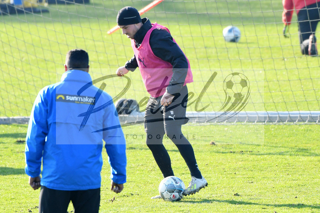 20200207_TRAOSN_0044 | Fußball, Herren: Kevin Wolze (VfL Osnabrueck) in Aktion, am Ball, Einzelaktion waehrend der Trainingseinheit des VfL Osnabrueck im Sportpark Illoshoehe am 07.02.2020 in Osnabrueck, Deutschland. - Realisiert mit Pictrs.com