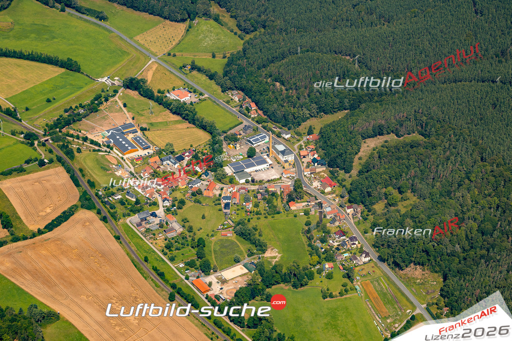 Das Luftbild zeigt : Watzdorf Bad Blankenburg - Die Luftaufnahme wurde 2024 vom UL-Flugzeug aus erstellt ( keine Drohne ) - Hochauflösende Luftaufnahme - Für grossformatige Ausdrucke geeignet. Die Geschenkidee !Mit Lizenz und Bildrechte bestellbar