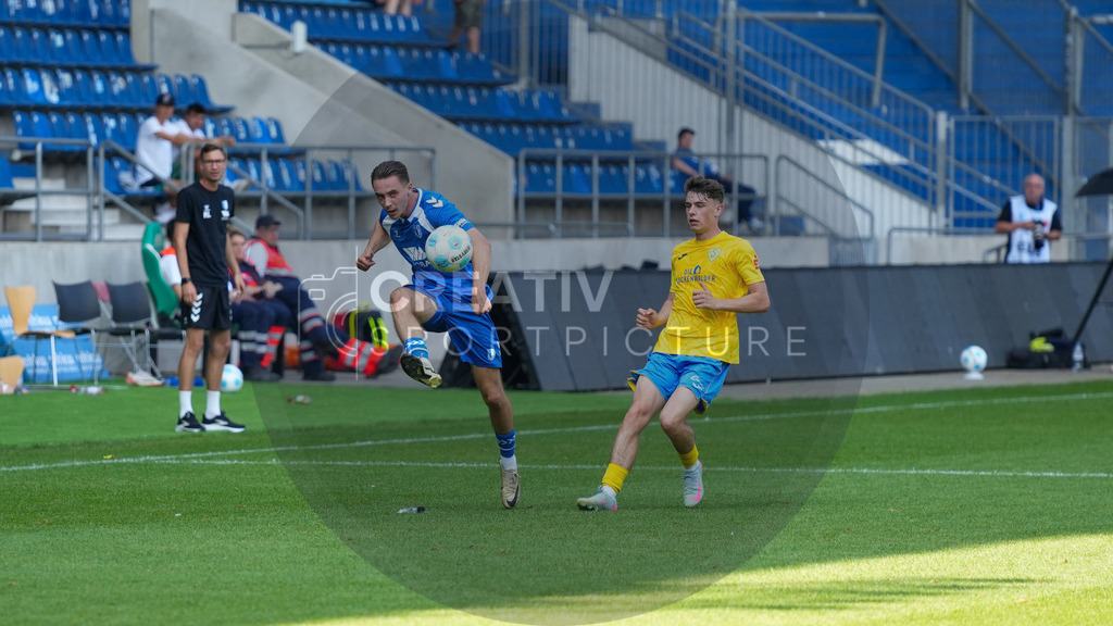 Fußball, Herren, Saison 2025/2026, Regionalliga Nordost, 3. Spieltag, 1.FC Magdeburg II vs. FSV 63 Luckenwalde, Samstag 09.08.2025, Avnet Arena Magdeburg | Fußball, Herren, Saison 2025/2026, Regionalliga Nordost, 3. Spieltag, 1.FC Magdeburg II vs. FSV 63 Luckenwalde, Samstag 09.08.2025, Avnet Arena Magdeburg, Im Bild: Dariusz Stalmach (l. Magdeburg) und Tim Maciejewski (r. Luckenwalde) - Realisiert mit Pictrs.com