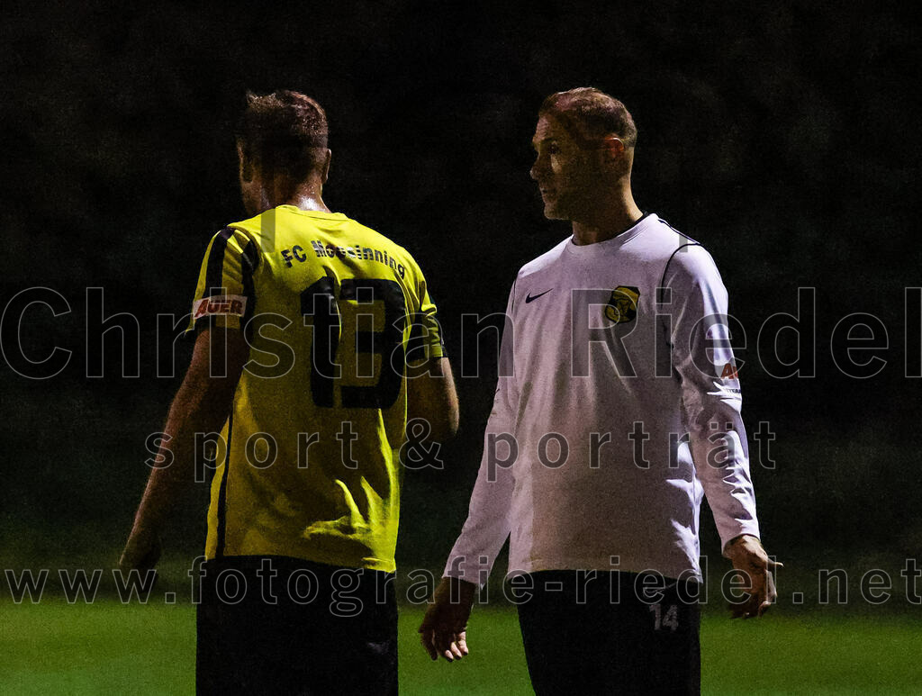 2023-09-15_080_FC_Moosinning_gegen_SV_Waldperlach | Moosinning, Deutschland, 15.09.2023:
Fußball, Bezirksliga Oberbayern Ost 2023 / 2024, 9. Spieltag, FC Moosinning gegen SV Waldperlach, Endergebnis: 0:1

Alexander Auerweck (FC Moosinning, #13), Trainer Christoph Ball (FC Moosinning)

Foto: Christian Riedel / fotografie-riedel.net