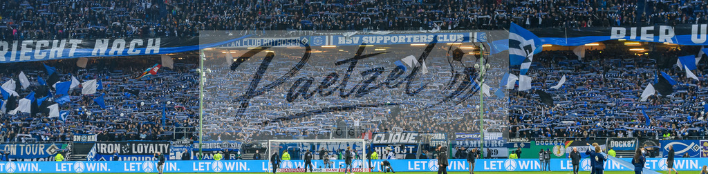 HSVSCF20220419_425 | Fussball, Herren: . Fans von Hamburger SV beim DFB-Pokal-Halbfinalspiel zwischen Hamburger SV und SC Freiburg im Volksparkstadion am 19.04.2022 in Hamburg, Deutschland.DFB / DFL REGULATIONS PROHIBIT ANY USE OF PHOTOGRAPHS AS IMAGE SEQUENCES AND/OR QUASI-VIDEO. - Realisiert mit Pictrs.com