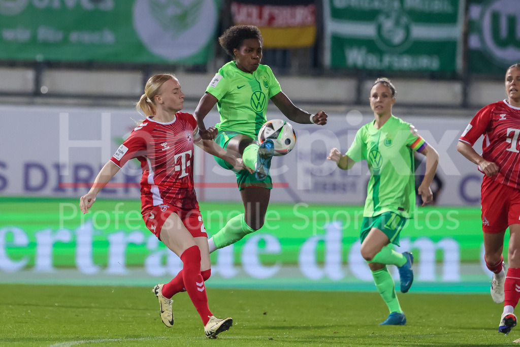 Fussball, Google Pixel Frauen-Bundesliga, VfL Wolfsburg - 1. FC Köln | v.li.: Anna Gerhardt (1. FC Köln, 21) und Lineth Beerensteyn (VfL Wolfsburg, 9) im Zweikampf, Duell, Dynamik, Aktion, Action, Spielszene, DIE DFB-RICHTLINIEN UNTERSAGEN JEGLICHE NUTZUNG VON FOTOS ALS SEQUENZBILDER UND/ODER VIDEOÄHNLICHE FOTOSTRECKEN. DFB REGULATIONS PROHIBIT ANY USE OF PHOTOGRAPHS AS IMAGE SEQUENCES AND/OR QUASI-VIDEO.