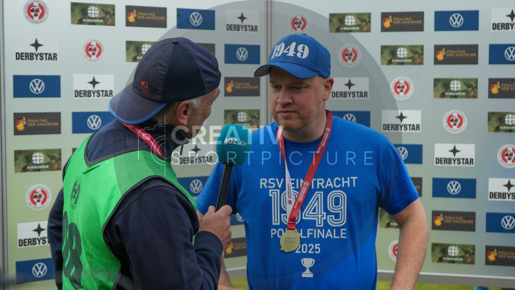 Fußball, Herren, Saison 2024/2025, Finaltag der Amateure 2025, Landespokal Brandenburg, Finale, VfB 1921 Krieschow vs. RSV Eintracht 1949, Samstag 24.05.2025, Volksparkstadion Neuruppin, | Fußball, Herren, Saison 2024/2025, Finaltag der Amateure 2025, Landespokal Brandenburg, Finale, VfB 1921 Krieschow vs. RSV Eintracht 1949, Samstag 24.05.2025, Volksparkstadion Neuruppin, Im Bild: Patrick Hinze (Trainer RSV) nach Spielende im Interview - Realisiert mit Pictrs.com