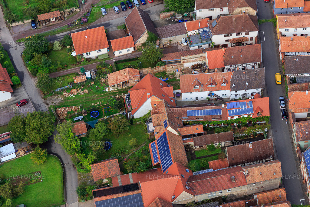 Luftbild: Am Pfarrgarten im Ortsteil Heuchelheim in Heuchelheim-Klingen im Bundesland Rheinland-Pfalz in Deutschland. Foto: IMG_072696.jpg vom 19.09.2014 durch Werner Riehm/FLY-FOTO.deAuflösung des Originals: 5472 x 3648 px