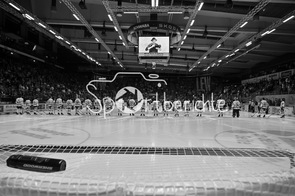 Augsburger Panther - Moser Medical Graz99ers | Dei Augsburger Panther gedenken dem verstorbenen  und langjährigem Teamfotografen Thorsten FRANZISI / Testspiel: Augsburger Panther - Moser Medical Graz99ers; Curt Frenzel Stadion am 31.08.2025