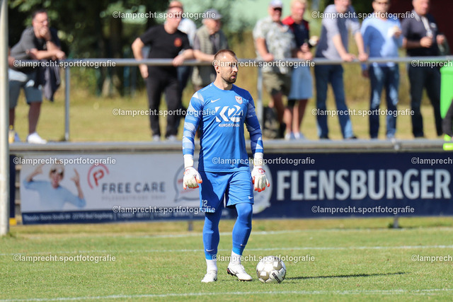 Fußball I Herren I Saison 2025-2026 I Verbandsliga Süd I 7. Spieltag I SV Schackendorf - SV Azadi Lübeck I 06.09.2025.020 | Przemyslaw Szymura (12, SV Azadi Lübeck) - Realisiert mit Pictrs.com