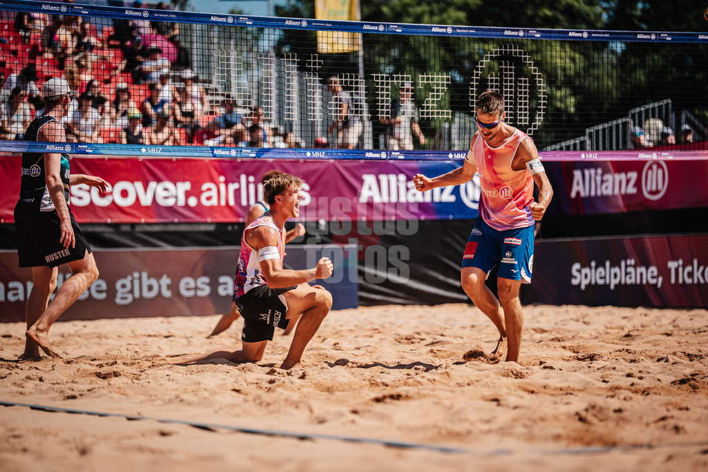 Beachvolleyball | Männer | Allianz German Beach Tour 2025 | Tourstop München | 05.07.2025 | v.l. Luis Kubo und David Poniewaz jubeln