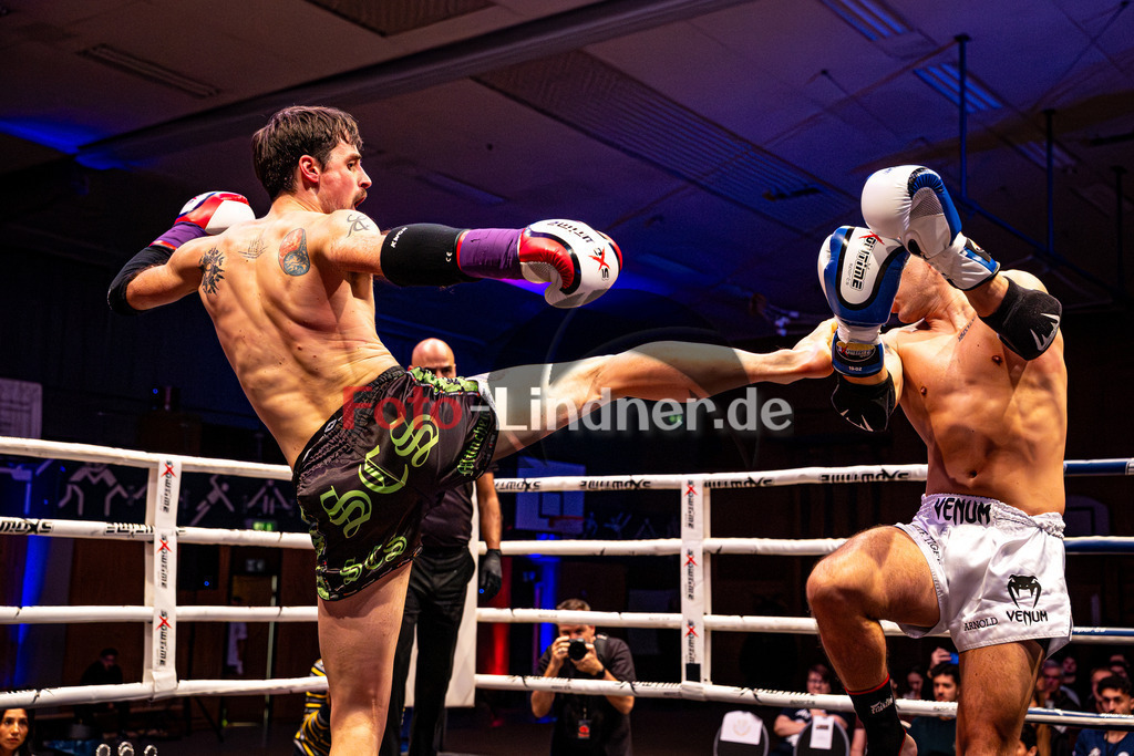 Arnold Markovic(White Tiger) blau gegen Benjamin Radult 34j (SCS Mun) rot | MFA Fight Night MT bis 67kg Kampf 11, Arnold Markovic(White Tiger) blau gegen Benjamin Radult 34j (SCS Mun) rot, 20251108,,2025-11-08 in Penzberg (Wellenberghalle Penzberg), Copyright: WolfgangxLindner www.foto-lindner.de