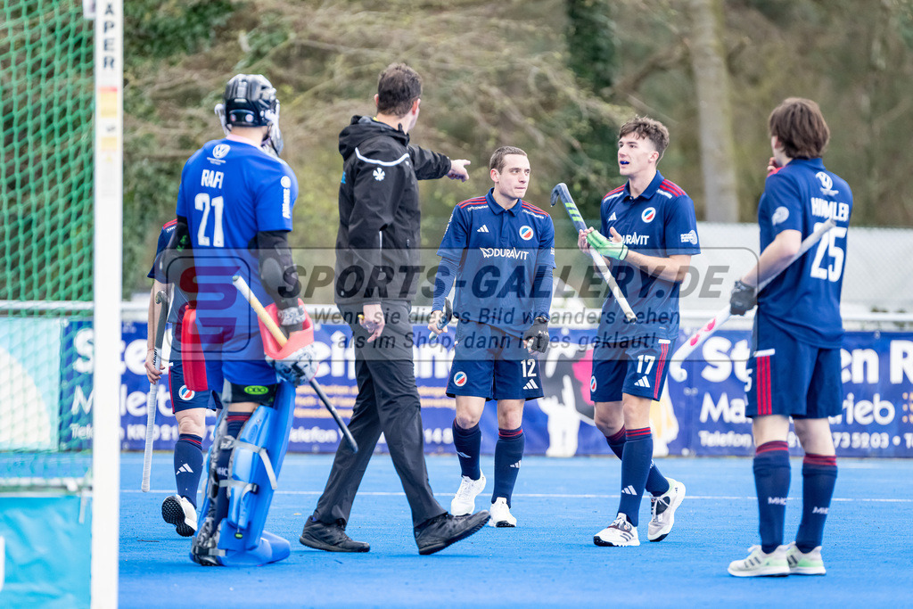 HK_20240323_109965 | 1. Bundesliga Hockey Herren Crefelder HTC - Mannheimer HC am 23.3.2024 Crefelder HTC  Hüttenallee, Krefeld , Adrian Rafi Torwart ( Mannheimer HC #21 ) , #Blasch ( SR ) , Erik Kleinlein ( Mannheimer HC #12 ) , Andreas Rafi ( Mannheimer HC #17 ) , Moritz Himmler ( Mannheimer HC #25 )
