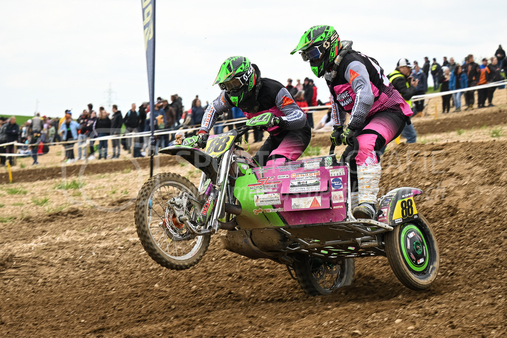 Motocross Schlatt bei Winterthur - 30. April 2023 | #88 Ryf Michael / Ryf Raphael aus Oeschenbach (CH) auf Vmc Zabel in der Kategorie Seitenwagen am Motocross Schlatt bei Winterthur, 30. April 2023. 
Instagram: @mx_schlatt | @mc_wila | @sam_schweiz
Bild: Sportfotografie Markus Aeschimann | www.markus-aeschimann.ch - Realisiert mit Pictrs.com