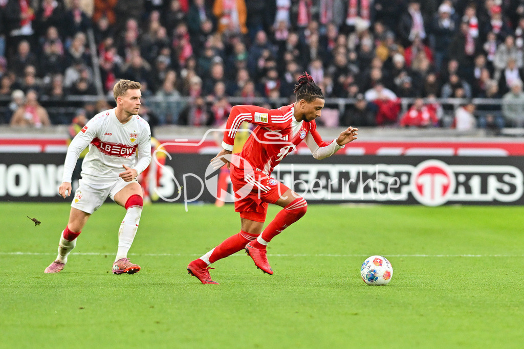 VfB Stuttgart - FC Bayern München | STUTTGART, GERMANY - 06. DECEMBER: im DUell Maximilian MITTELSTÄDT (VfB Stuttgart 7) und Michael OLISE (FC Bayern Munich 17) während dem Bundesligamatch zwischen dem VfB Stuttgart und dem FC Bayern München am 13. Spieltag in der MHP Arena / DFL REGULATIONS PROHIBIT ANY USE OF PHOTOGRAPHS AS IMAGE SEQUENCES AND/OR QUASI-VIDEO