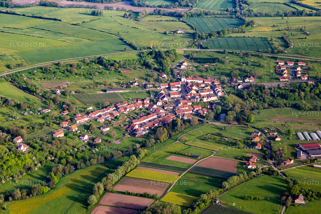 Luftbild: Ortsansicht von Südosten in Niederstinzel im Bundesland Moselle in Frankreich. Foto: IMG_140615.jpg vom 01.05.2024 durch Werner Riehm/FLY-FOTO.de