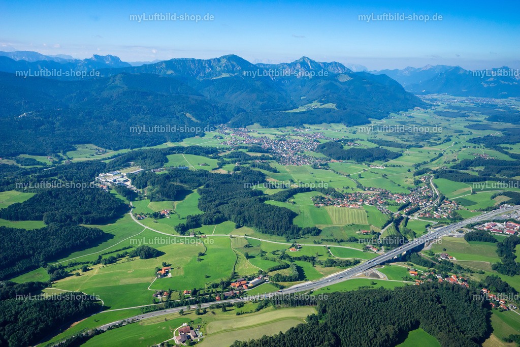 luftbild-bergen-chiemgau-bruno-kapeller-4 | Weiter Blick über den Chiemgau: Die Autobahn A8 zieht an Bernhaupten vorbei, links liegt das Werk der Adelholzener Alpenquellen (Adelholzener Mineralquellen) in Bad Adelholzen, dahinter Bergen am Fuß von Hochfelln und Hochgern. Aufgenommen im Juli 2016. - Realisiert mit Pictrs.com