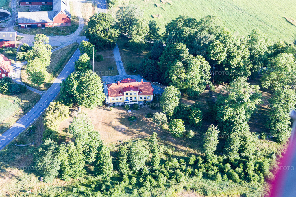 Aerial view: View of the town in Skatelöv in the state Kronoberg, Sweden. – Photo: IMG_108310.jpg taken on 06/30/2018 by Werner Riehm/FLY-FOTO.com – Resolution of the original: 5472 x 3648 px
