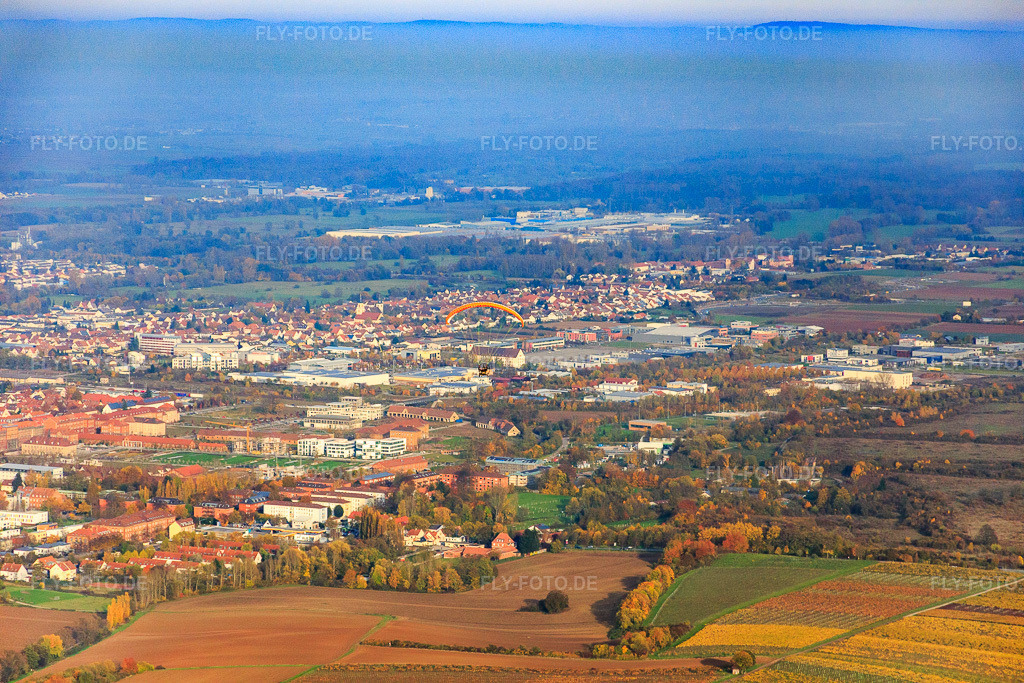 Luftbild: Ortsansicht von Westen in Landau in der Pfalz im Bundesland Rheinland-Pfalz in Deutschland. Foto: IMG_076316.jpg vom 09.11.2014 durch Werner Riehm/FLY-FOTO.deAuflösung des Originals: 5472 x 3648 px
