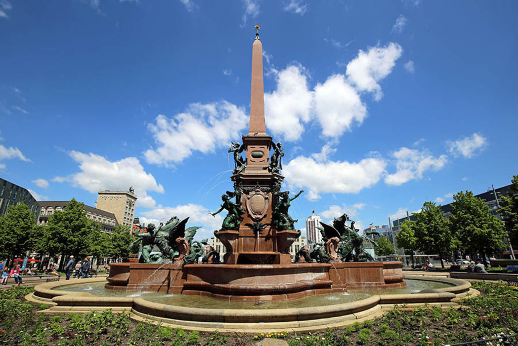 Foto: Leipzig - Mendebrunnen auf dem Augustusplatz | Das Team hinter BILDLEXIKON LEIPZIG bündelt historische wie aktuelle Informationen über die Stadt Leipzig in Text und Bild auf einer Plattform und stellt diese der interessierten Öffentlichkeit zur Verfügung.