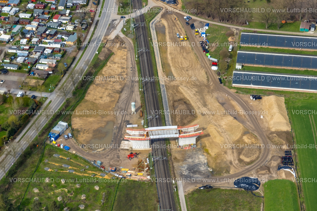 Rees230300834Betuwe | Luftbild, Ausbau der Betuwe Linie zwischen Ruhrgebiet und den Niederlanden im Bereich Rees Haldern zur dreigleisigen Bahnstrecke, , alle beschrankten Bahnübergänge werden entfallen oder durch Über- oder Unterführungen ersetzt werden. Vor allem ist die Ausbaumaßnahme für die Bahn mit der Verpflichtung verbunden, nunmehr Lärmschutz für die betroffenen Menschen zu gewähren. Stockum, Rees-Haldern, Niederrhein, Ruhrgebiet, Nordrhein-Westfalen, Deutschland