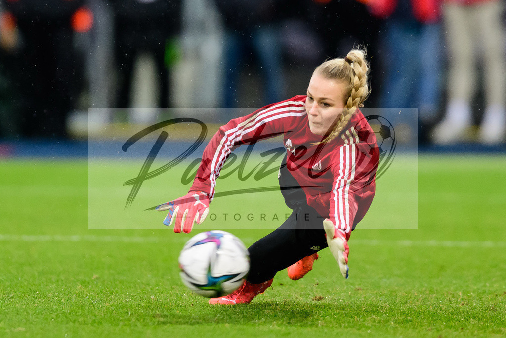 GERTUR20211126_095 | Fussball, Frauen: Torwart Merle Frohms (Germany) in Aktion, am Ball, Einzelaktion bei dem Spiel der WM-Qualifikation zwischen Deutschland und Tuerkei im Eintracht-Stadion am 26.11.2021 in Braunschweig, Deutschland. - Realisiert mit Pictrs.com