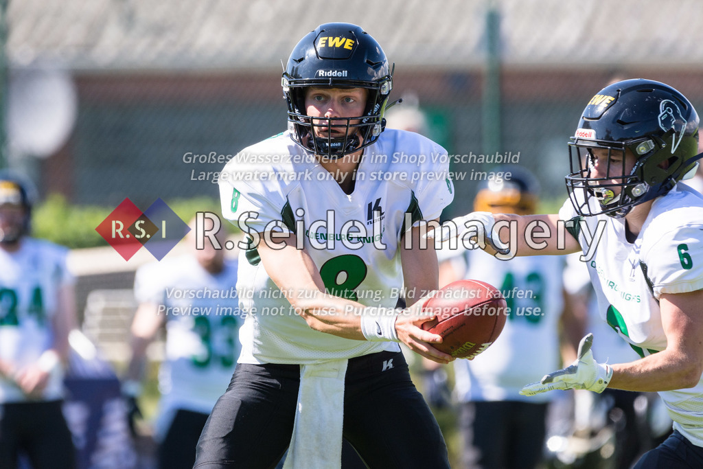 American Football, Saison 2022, Regionalliga Nord, Hamburg Blue Devils - Oldenburg Knights, Dr.-Hermann-Schnell-Sportplatz (Hamburg), 06.08.2022, 07. Gameweek | Murdock Rutledge (#8, Oldenburg), Nils Bünger (#6, Oldenburg, DE)