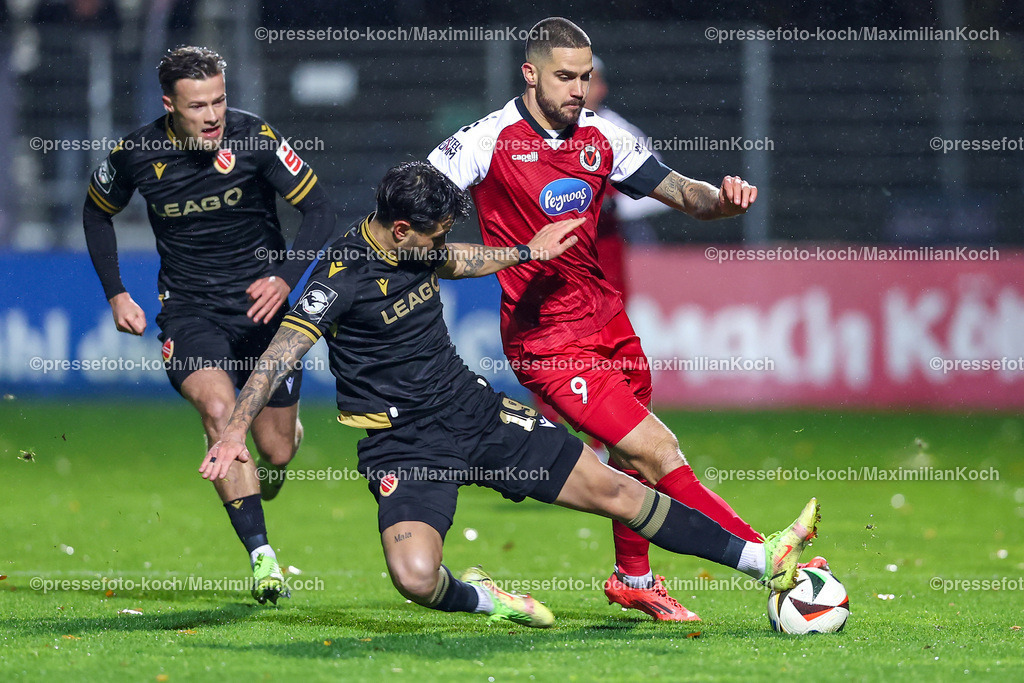 FCVK22112401004 | 22.11.2024, Fußball, FC Viktoria Köln – Energie Cottbus, 3.Liga, Sportpark Höhenberg, 15. Spieltag, Saison 2024 2025, : Edgar Kaizer (Cottbus #15) im Zweikampf gegen Lex-Tyger Lobinger (Viktoria Köln #9)DFB regulations prohibit any use of photographs as image sequences and or quasi-video.