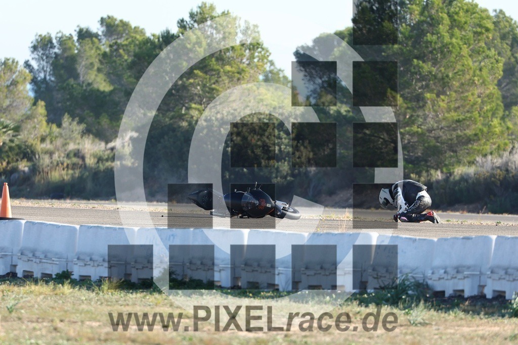 0366-20241227_10343 | Schöne Erinnerungen an spannende Momente - das festzuhalten ist unser Job. PIXELrace.de ist seit 2003 auf den Rennstrecken Europas unterwegs um die Action draußen beim Fahren und die wunderbare Stimmung imm Fahrerlager für euch einzufangen.