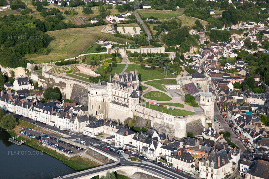 Aerial view: View of the town in the district Nord-Nord Est in Amboise in the state Indre et Loire, France. – Photo: IMG_082345.jpg taken on 06/20/2015 by Werner Riehm/FLY-FOTO.com – Resolution of the original: 5472 x 3648 px