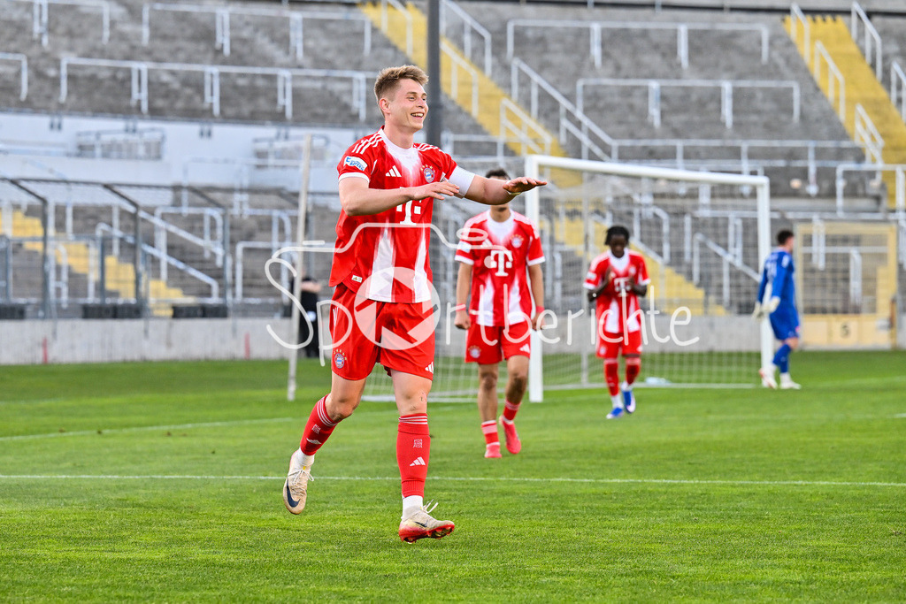 FC Bayern Amateure - TSV Aubstadt | MÜNCHEN, GERMANY - 24. APRIL: Jubel der Amateure nach dem Treffer zum 1-0 durch Anton HEINZ (FC Bayern München II 9) / Tor / Torschuetze / Freude / Happy während dem Match zwischen den Amateuren des FC Bayern und dem TSV Aubstadt am 31. Spieltag der Regionalliga Bayern im Grünwalder Stadion