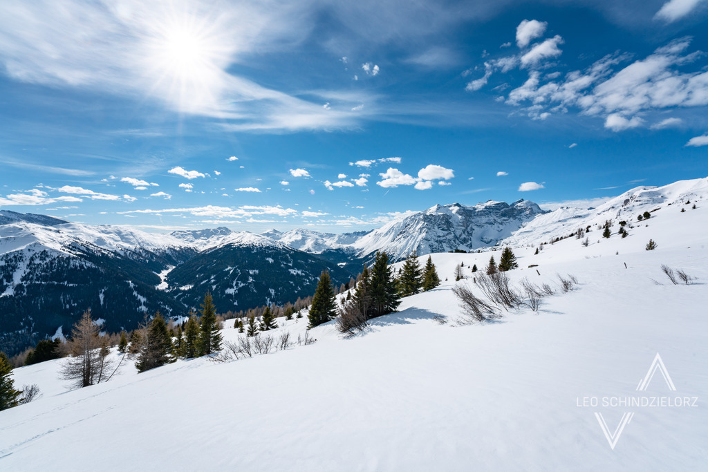 Fotografie_Leo_Schindzielorz_AT_Winter_Tirol_Obernbergertal_LeitnerBerg_20220218_A7R01390_org | Atmosphärische Landschaftsbilder & Drohnenaufnahmen aus dem Allgäu, Tirol, Südtirol & der Schweiz – ideal für Leinwanddrucke & zur stilvollen Raumgestaltung. - Realisiert mit Pictrs.com