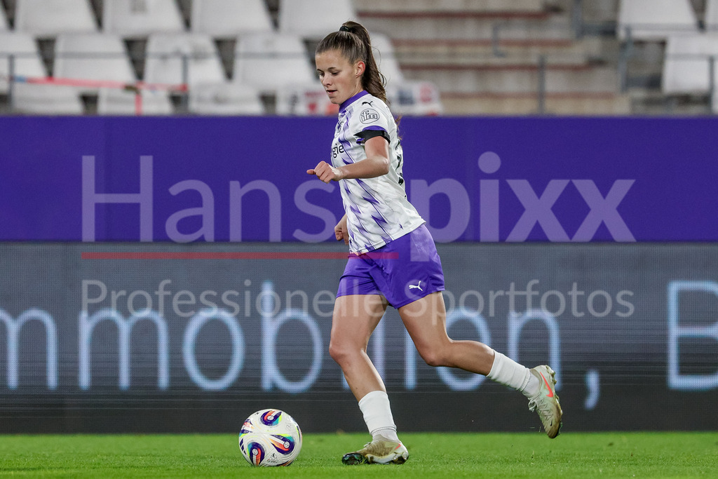 Fussball, Google Pixel Frauen-Bundesliga, SGS Essen - SV Werder Bremen | Shari van Belle (SGS Essen, 14) am Ball, Freisteller, Einzelbild, Ganzkörper, Aktion, Action, Spielszene, DIE DFB-RICHTLINIEN UNTERSAGEN JEGLICHE NUTZUNG VON FOTOS ALS SEQUENZBILDER UND/ODER VIDEOÄHNLICHE FOTOSTRECKEN. DFB REGULATIONS PROHIBIT ANY USE OF PHOTOGRAPHS AS IMAGE SEQUENCES AND/OR QUASI-VIDEO.