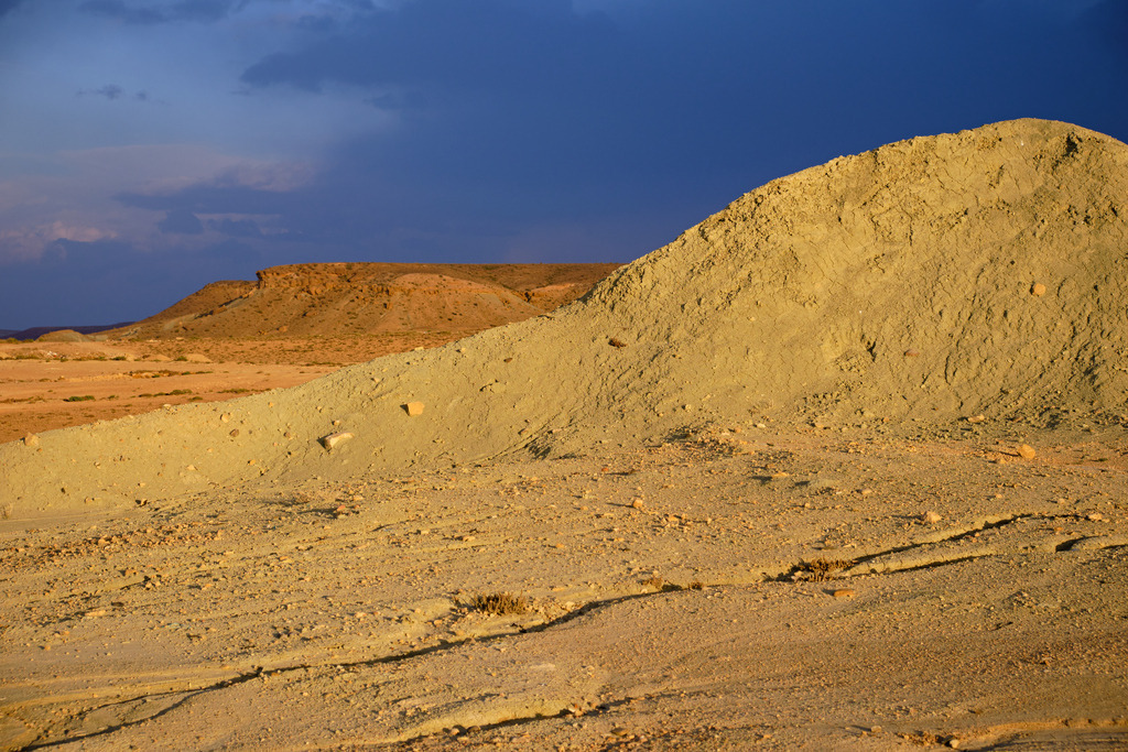 Ockerfarbene Landschaft gegen blauen Himmel | Modelt, Marokko - November 13, 2024: Ockerfarbene Landschaft gegen blauen Himmel. - Realisiert mit Pictrs.com