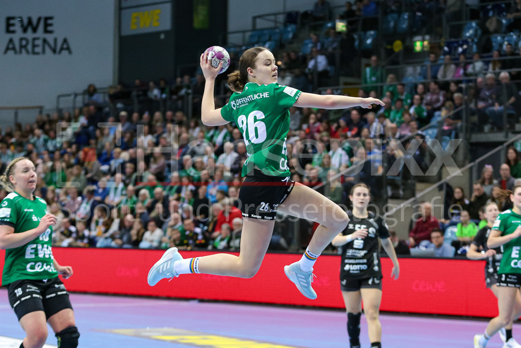 Handball, Bundesliga Frauen, VfL Oldenburg - HSG Bad Wildungen Vipers | v.li.: Pam Korsten (VfL Oldenburg, 26) beim Wurf, am Ball, Spielszene, Aktion, Action