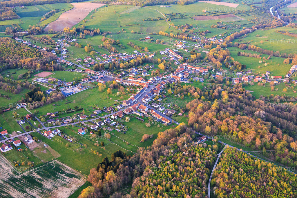 Vue aérienne: Vue de la ville depuis l'ouest à Siltzheim dans le département Bas Rhin, France – .Photo: IMG_154824.jpg prise le 17/04/2026 par Werner Riehm/FLY-FOTO.eu – Résolution de l'original: 6000 x 4000 px