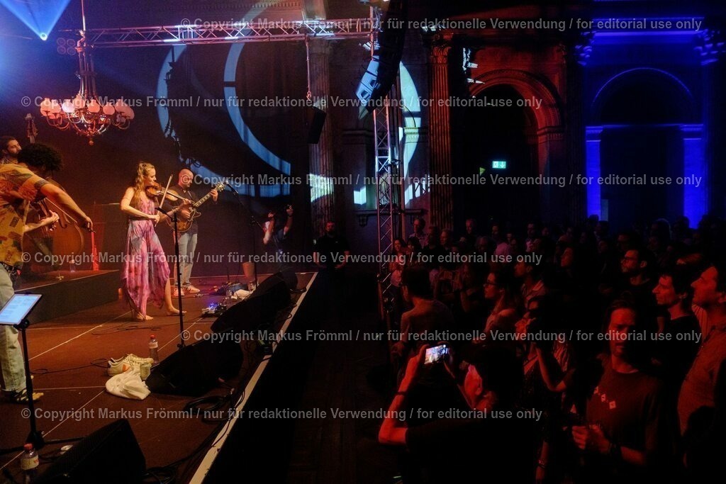 20230728-helen-maier-and-the-folks-034 | Helen Maier &amp; The Folks am Luzern Live Festival. Am Freitag 28. Juli 2023 im Hotel Schweizerhof in Luzern. Helen Maier — Violine / Alexander Graf — Violine, Bratsche / Andreas Gut — Akkordeon / Theo Känzig — Gitarre / Jonas Künzli — Kontrabass / Adrian Böckli — Schlagzeug, Percussion. Foto: Markus Frömml