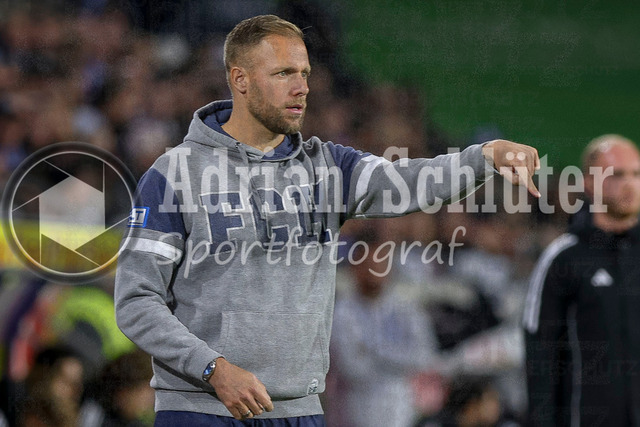 MSV Duisburg vs FC Hansa Rostock - 3. Liga | Duisburg, Deutschland, 03.10.25:   Trainer Daniel Brinkmann  gestikuliert, Gestik waehrend des Spiels der 3. Liga MSV Duisburg vs FC Hansa Rostock in der schauinsland-reisen-arena(Foto von Brauer-Fotoagentur / Adrian Schlueter)
