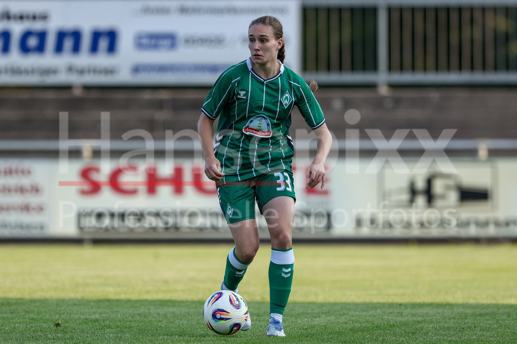 Fussball, Testspiel Frauen, SV Meppen - SV Werder Bremen | Maria Penner (SV Werder Bremen, 33) am Ball, Freisteller, Einzelbild, Ganzkörper, Aktion, Action, Spielszene