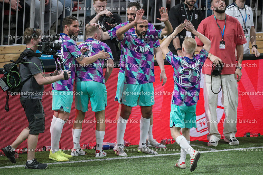 DueBL08042401032 | 08.04.2024, Düsseldorf, Fußball, Baller League, PSD Bank Dome, Final Four, Halbfinale Streets United - Eintracht Spandau:  Torjubel Jubel Jubelnd Sascha Bigalke (Streets United, #21)