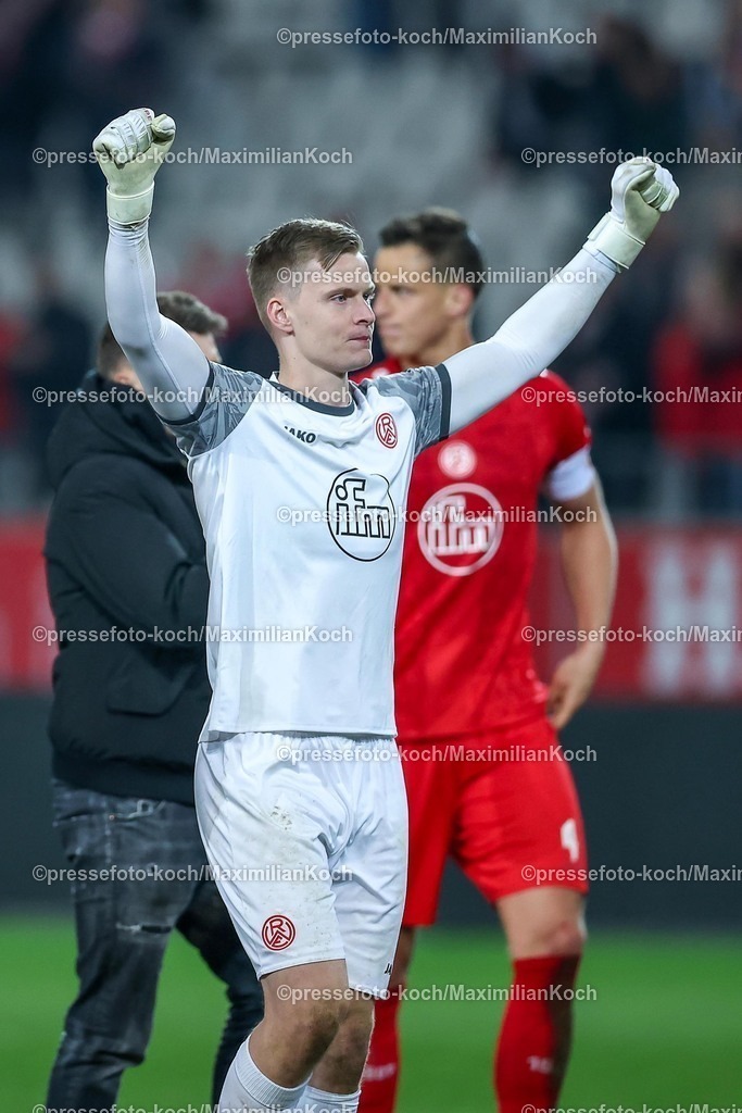 RWE09032501123 | 2025.03.09, Fußball, 3.Liga, Rot-Weiss Essen - SV Waldhof Mannheim, Stadion Hafenstraße, Saison 2024 2025: Freude nach dem 1:0 Sieg - Torwart Jakob Golz (RWE #1) beim Abschlussjubel nach dem Spiel. DFB regulations prohibit any use of photographs as image sequences and or quasi-video.