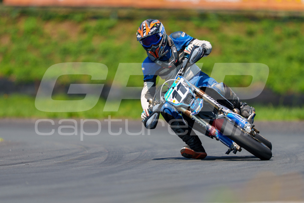 G-Cup + Supermoto Staatsmeisterschaft + Hungarian Supermoto Championship | GRIPcapture steht für authentische Sportfotografie in Österreich – für Momente, die mehr sind als Geschwindigkeit oder Ergebnis. Es geht um Emotion, Spannung, Fokus und den Augenblick, der oft nur einen Wimpernschlag dauert.Ob Motorsport, Teamsport oder 