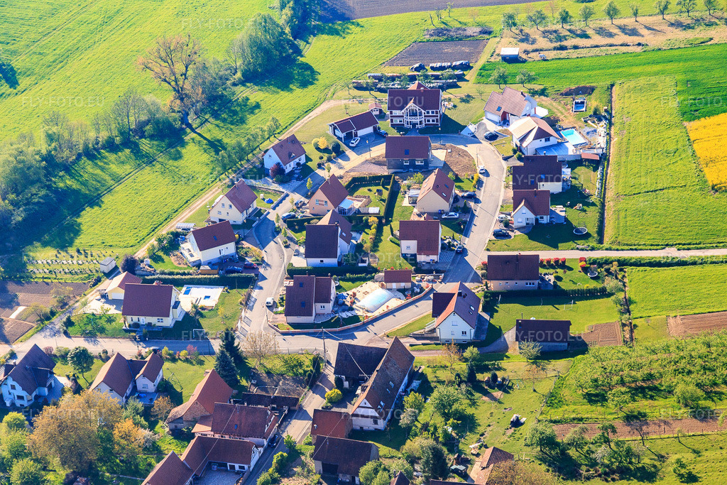 Vue aérienne: Rue du Roi de Suède à Cleebourg dans le département Bas Rhin, France – .Photo: IMG_099317.jpg prise le 30/04/2017 par Werner Riehm/FLY-FOTO.eu – Résolution de l'original: 5472 x 3648 px