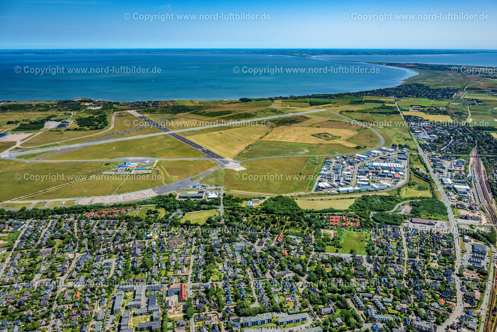 Sylt_Westerland_Flugplatz_Airport_ELS_4808210625 | SYLT 21.06.2025 Start- und Landebahnen mit Rollwegen Hangaranlagen und Terminals auf dem Gelände des Flughafen Westerland auf der Insel Sylt im Bundesland Schleswig-Holstein, Deutschland. // Runway with hangar taxiways and terminals on the grounds of the airport Westerland at the island Sylt in the state Schleswig-Holstein, Germany. Foto: Martin Elsen