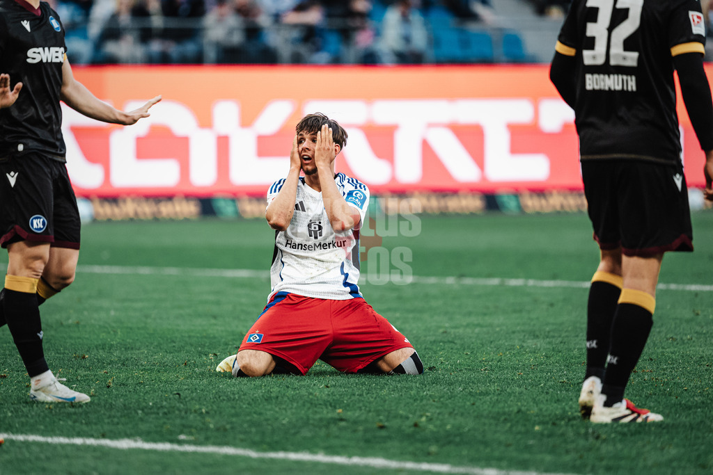 Fußball | Männer | Saison 2024/2025 | 2. Fußball-Bundesliga | 31. Spieltag | Hamburger SV vs. Karlsruher SC | 27.04.2025 | Otto Emerson Stange (#49, HSV) ärgert sich nach einer vergebenen Chance auf den Knien schlägt die Hände ins Gesicht