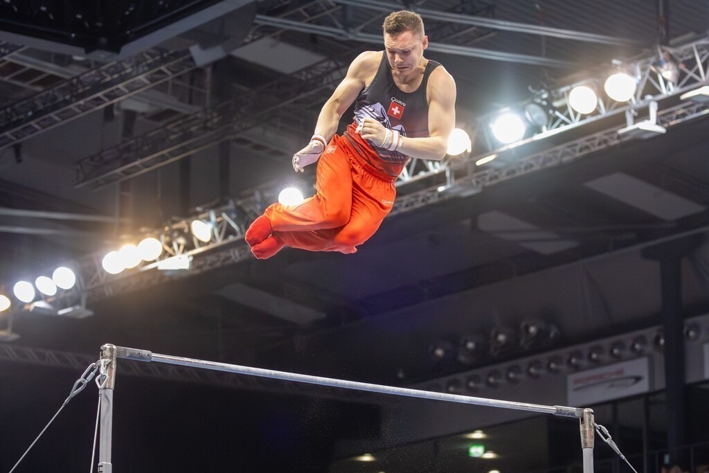 Stuttgart: DTB-Pokal 2026, Mixed-Cup | Stuttgart: DTB-Pokal 2026, Mixed-Cup***Noe Samuel Seifert (Schweiz) am Reck - Realisiert mit Pictrs.com