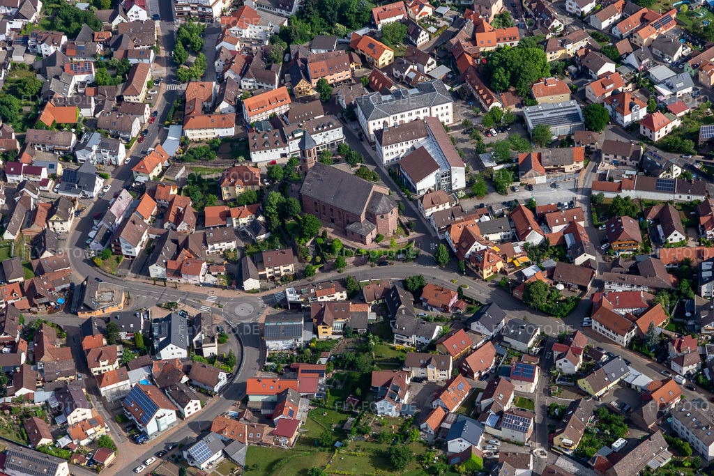 Luftbild: Pfarramt St. Cyriak in Malsch im Bundesland Baden-Württemberg in Deutschland. – Foto: IMG_131663.jpg vom 22.05.2022 durch Werner Riehm/FLY-FOTO.de – Auflösung des Originals: 5472 x 3648 px – Pastoralraum Malsch