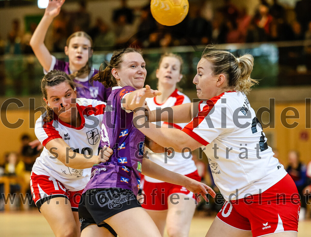 2024-10-13_049_SpVgg_Altenerding_gegen_SC_Freising | Erding, Deutschland, 13.10.2024:Handball, Bezirksoberliga Frauen Altbayern 2024 / 2024, 3. Spieltag, SpVgg Altenerding gegen SC Freising, Endergebnis: 26:35Amelie Forkel (HSG Freising-Neufahrn, #10), Julia Kranich (SpVgg Altenerding, #9), Theresa Obermeier (HSG Freising-Neufahrn, #20)Foto: Christian Riedel / fotografie-riedel.net