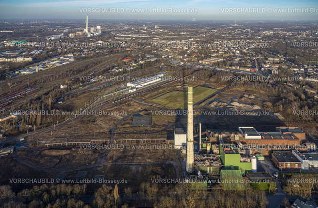 Herne240104231 | Luftbild, Freifläche ehemaliges Bergwerkgelände General Blumenthal, ehemaliges Kraftwerk Shamrock mit Turm, Stadler Rail Service an den Bahngleisen, Wanne-Süd, Herne, Ruhrgebiet, Nordrhein-Westfalen, Deutschland