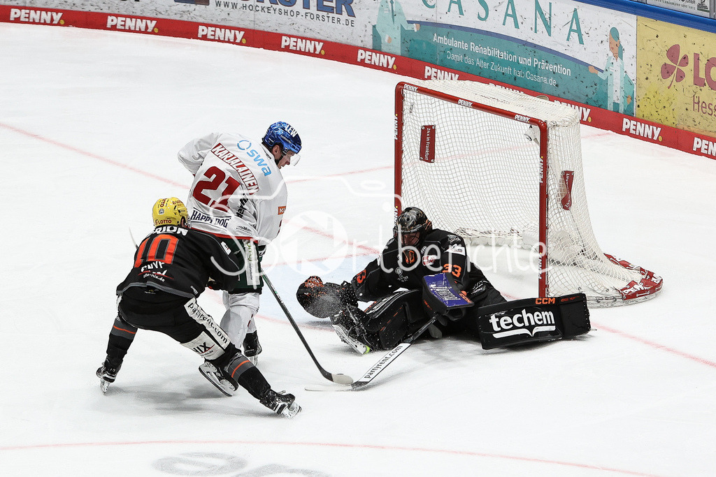 Löwen Frankfurt - Augsburger Panther | grosschance fuer Jere KARIJALAINEN (AEV #21) / Julius HUDACEK (FRA #33) haelt sensationell