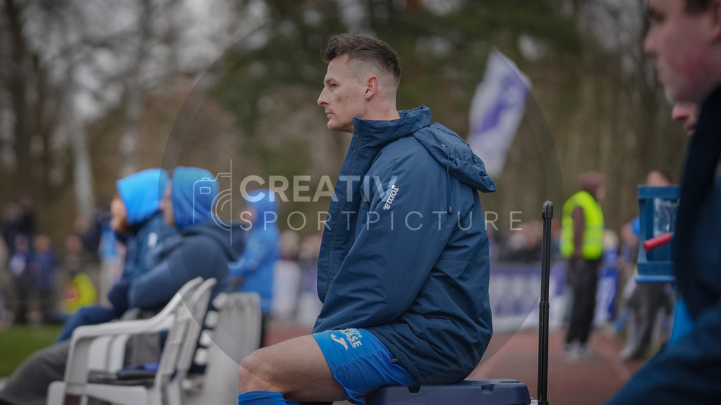 Fußball, Herren, Saison 2025/2026, Landespokal Brandenburg, Halbfinale, RSV Eintracht 1949 vs. VfB 1921 Krieschow, Samstag 28.03.2026, Sportplatz-Heinrich-Zille-Straße | Fußball, Herren, Saison 2025/2026, Landespokal Brandenburg, Halbfinale, RSV Eintracht 1949 vs. VfB 1921 Krieschow, Samstag 28.03.2026, Sportplatz-Heinrich-Zille-Straße, Im Bild: Matthias Steinborn (RSV) beobachtet das Spiel nach seiner Auswechslung das Spiel auf einer Getränkekiste. - Realisiert mit Pictrs.com