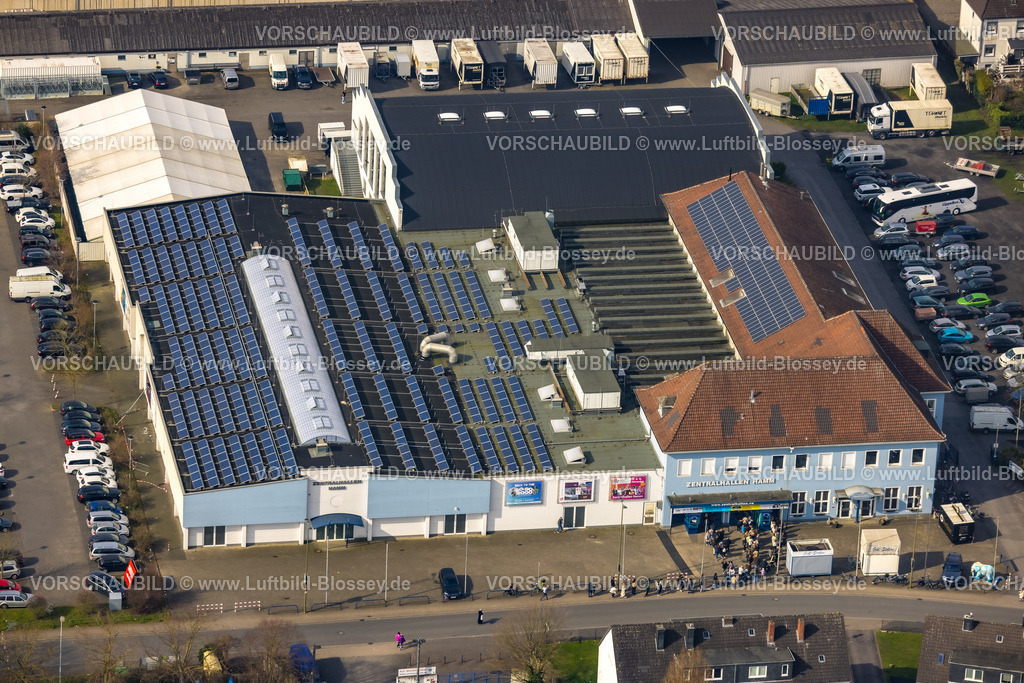 Hamm240306576 | Luftbild, Zentralhallen Hamm Veranstaltungsstätte mit Solardach, Menschenschlange am Eingangsbereich, Mitte, Hamm, Ruhrgebiet, Nordrhein-Westfalen, Deutschland